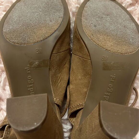 Indigo Rd. Size 8. Tan Heels - Picture 4 of 5